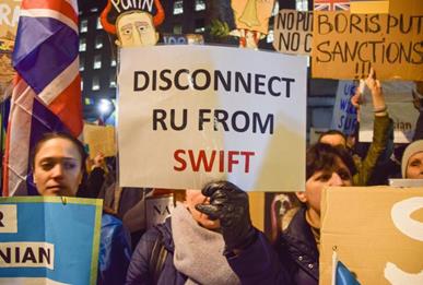 Mensaje a favor de la desconexión de Rusia del SWIFT en una protesta en Londres.
